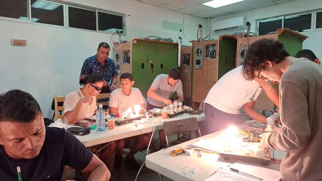 Estudiantes del curso de Electricidad